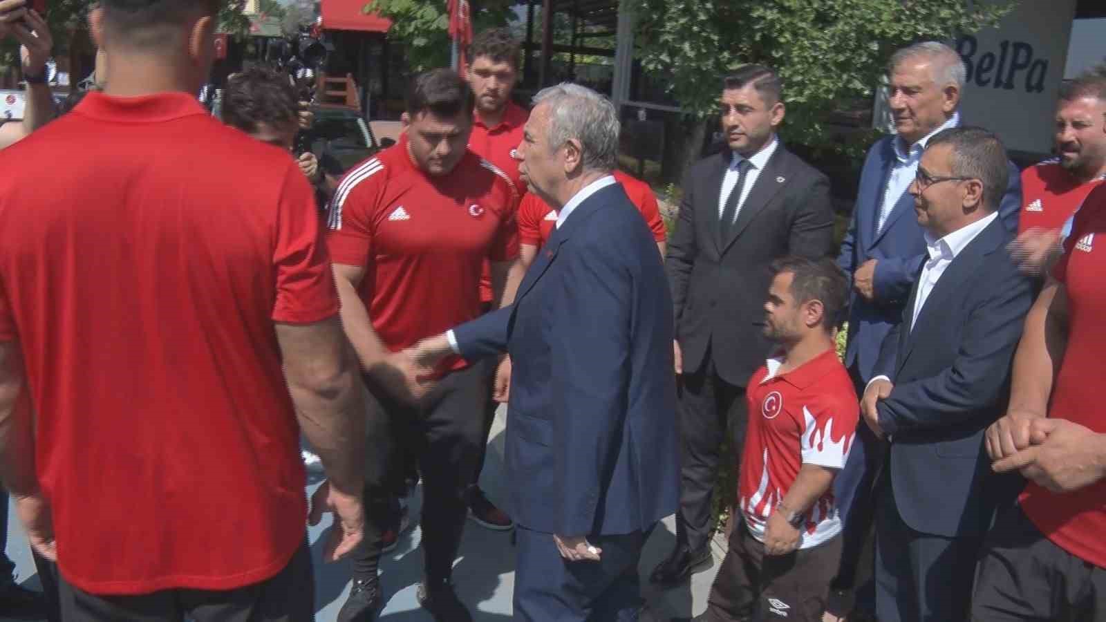 ABB Başkanı Yavaş, olimpiyatlara katılacak sporcularla bir araya geldi
