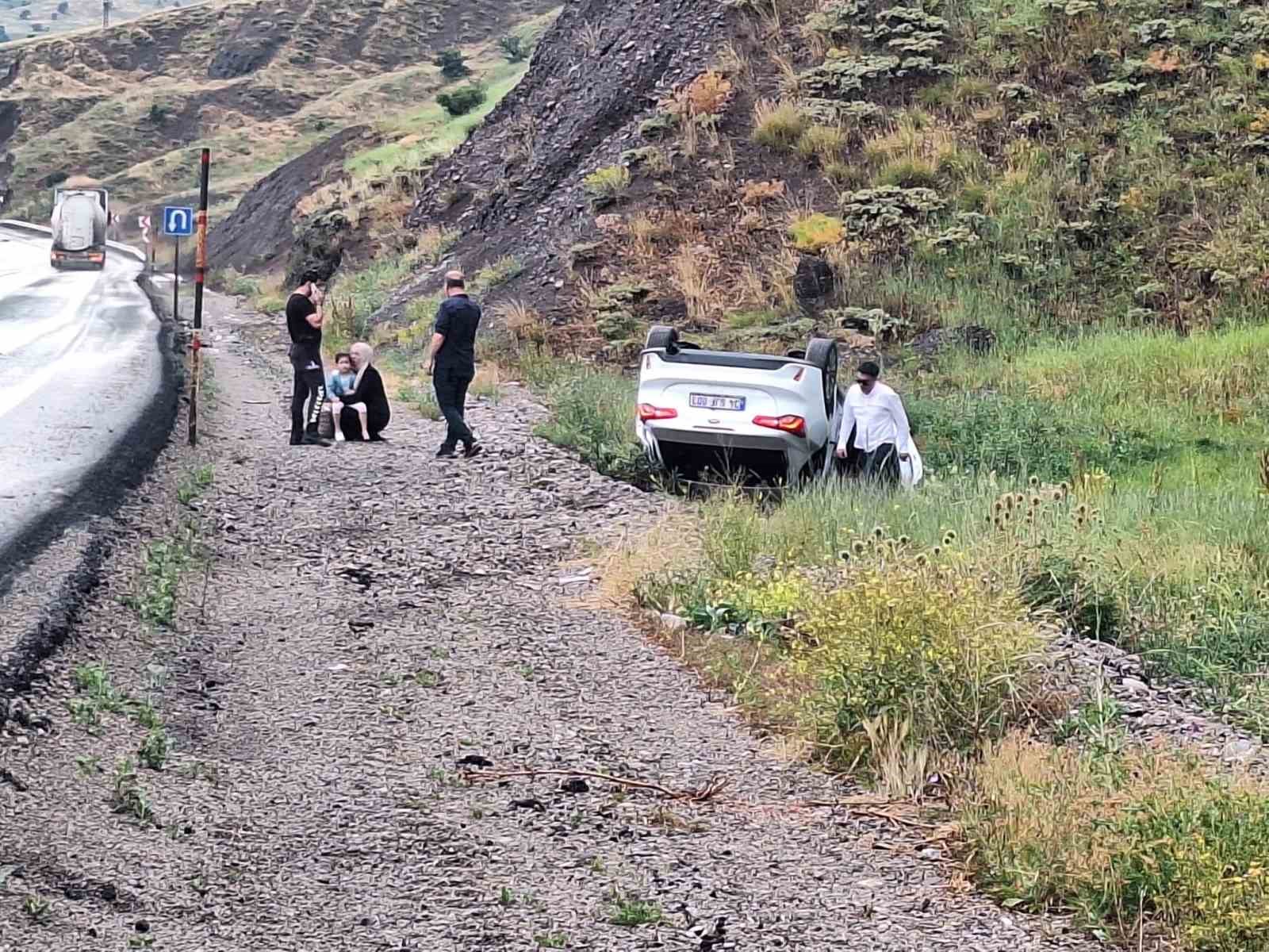 Sürücüsünün kontrolünden çıkan otomobil takla attı: 3 yaralı
