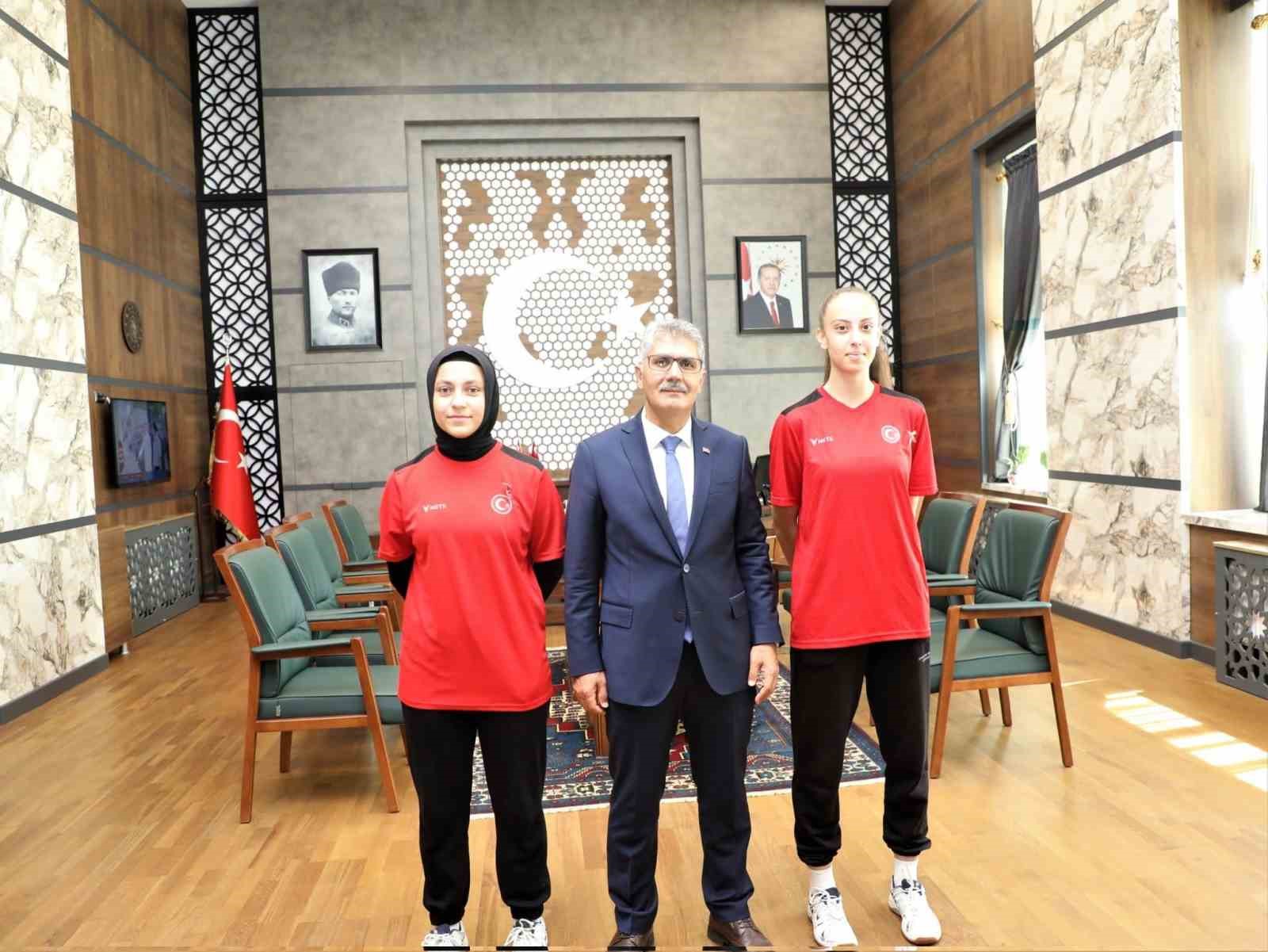 Başarılı sporculardan Vali Çelik’e ziyaret
