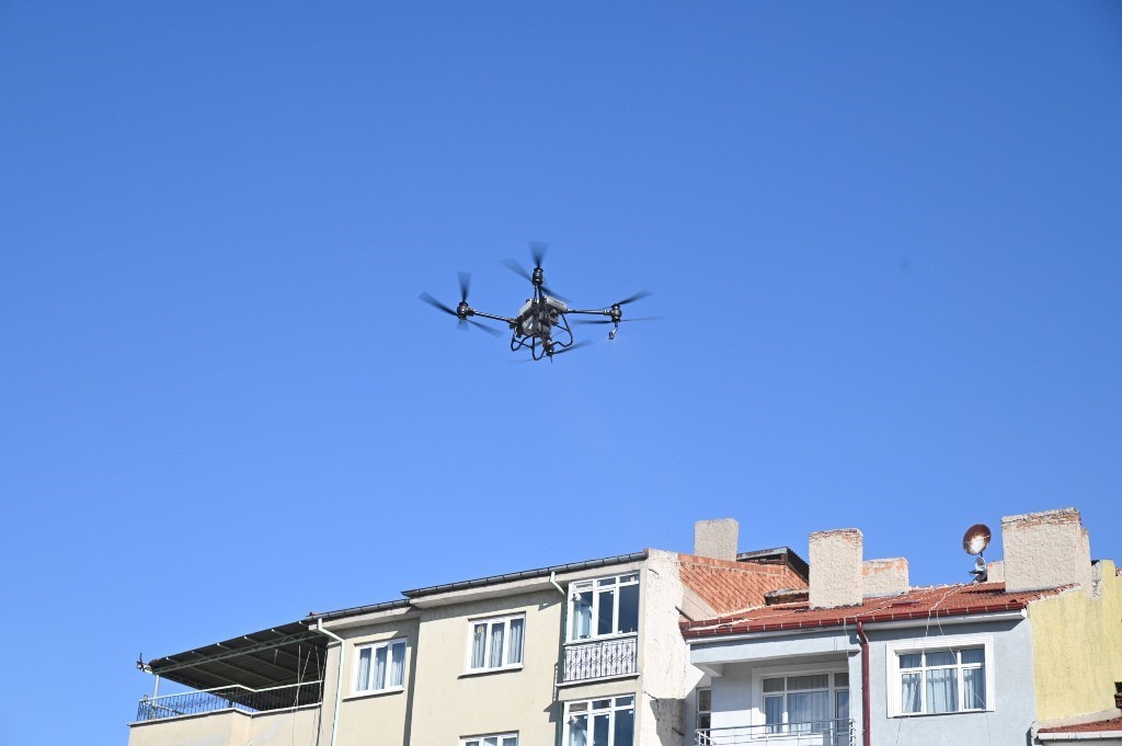 Gurbetçilerin üzerine drondan gül suyu serptiler
