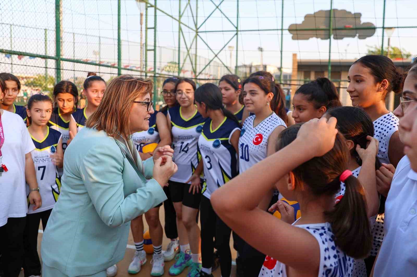 Şahin’den geleceğin şampiyonalarına moral ziyareti
