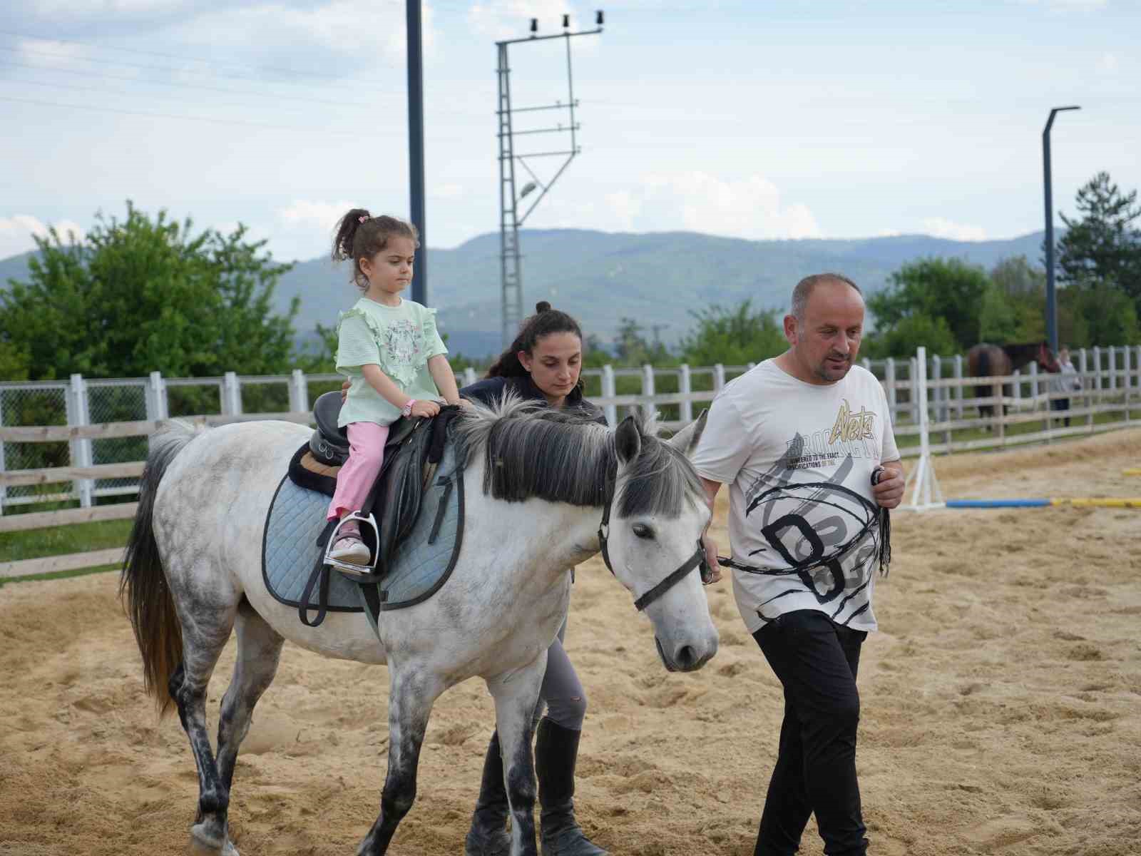 Atlarla dolu hem çocuklara umut oluyor hem de şehir stresini unutturuyor
