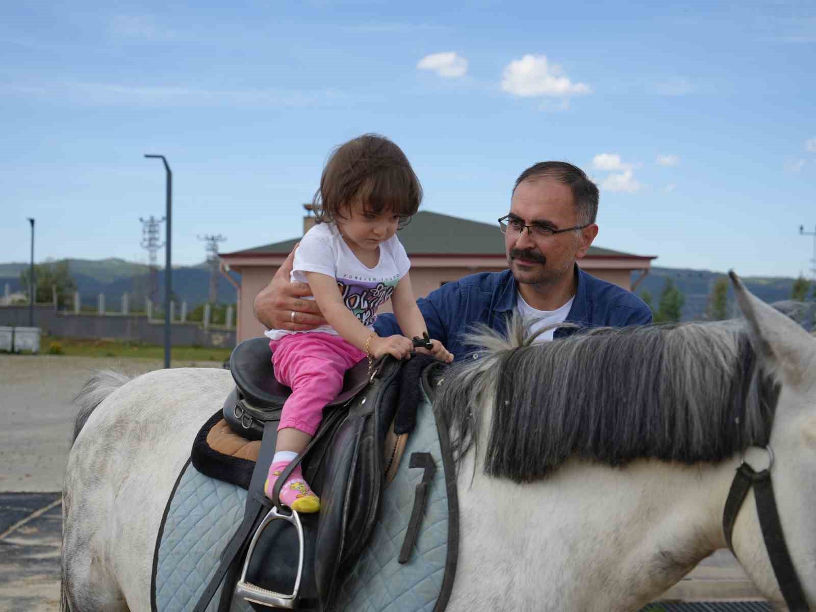 Atlarla dolu hem çocuklara umut oluyor hem de şehir stresini unutturuyor
