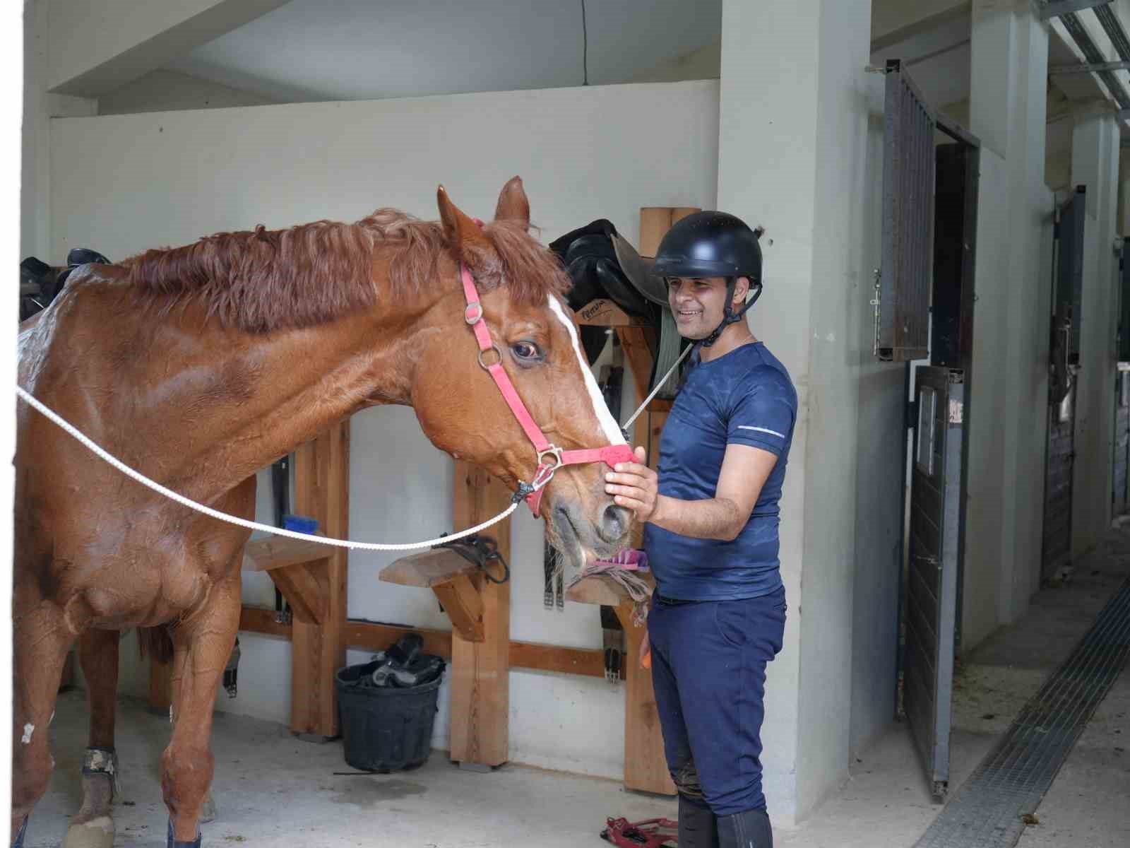 Atlarla dolu hem çocuklara umut oluyor hem de şehir stresini unutturuyor
