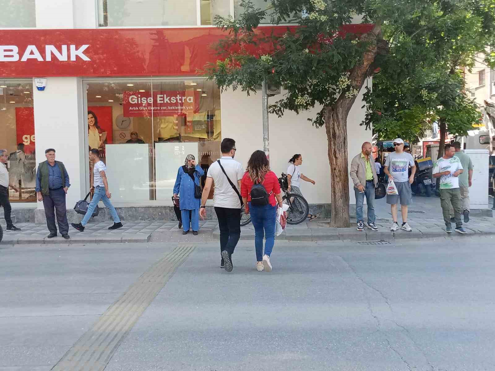 Uzayan ağaç dalları trafik lambasının önünü kapattı
