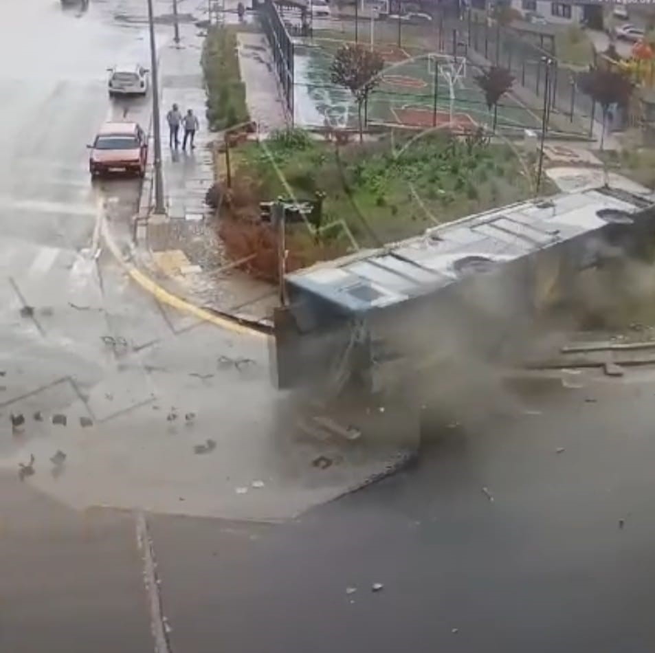 Ankara’da 7 kişinin yaralandığı otobüs kazası kamerada
