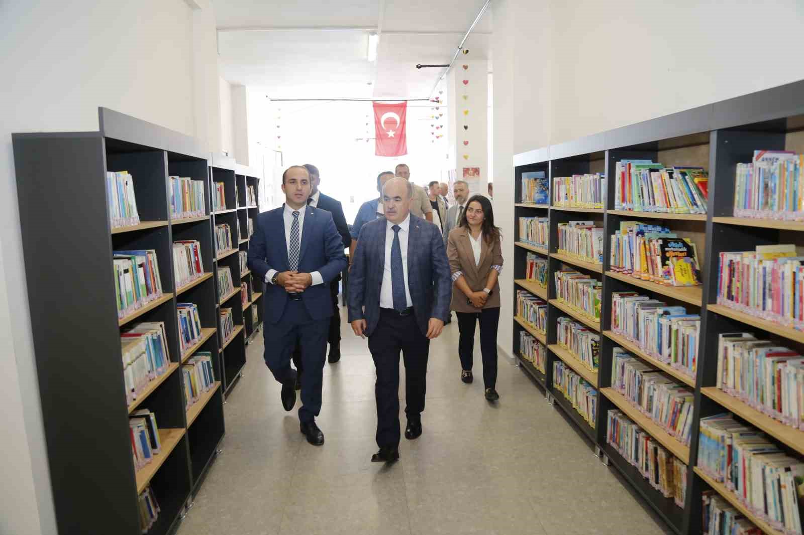 Vali Dağlı’dan öğrencilere ’bol bol kitap okuyun’ tavsiyesi
