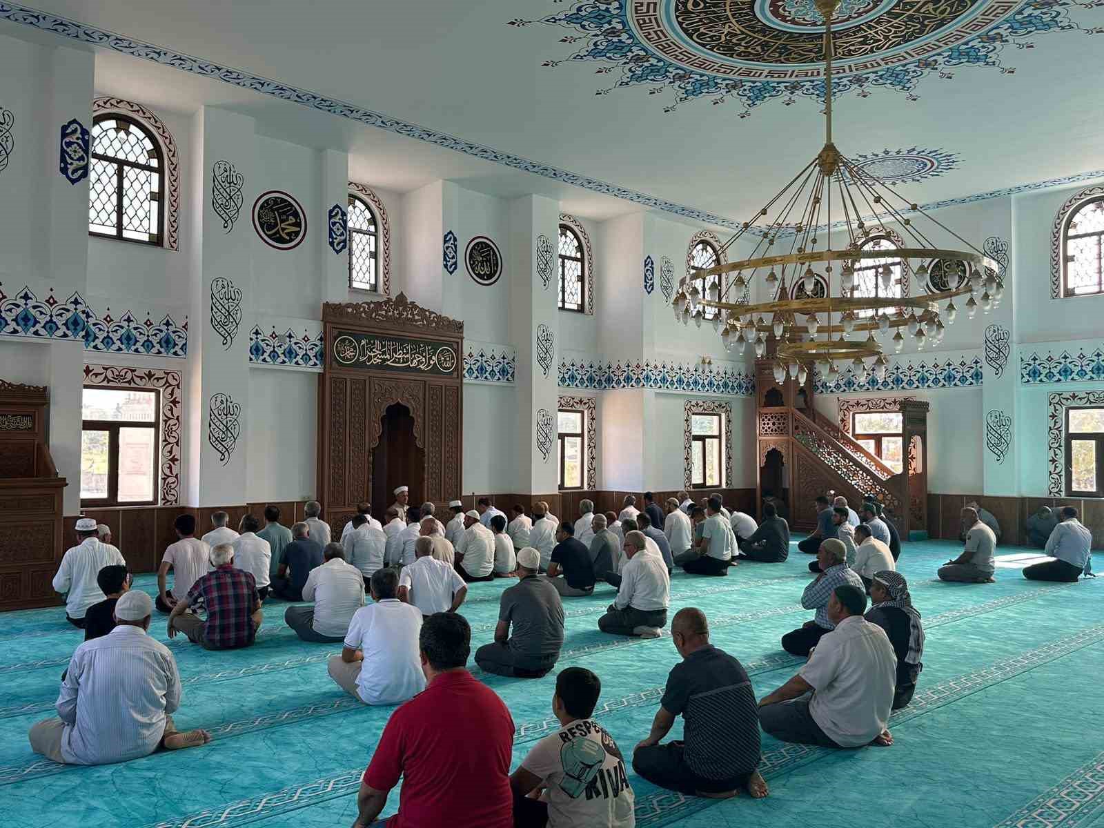 Samsat’ta merkez cami ibadete açıldı
