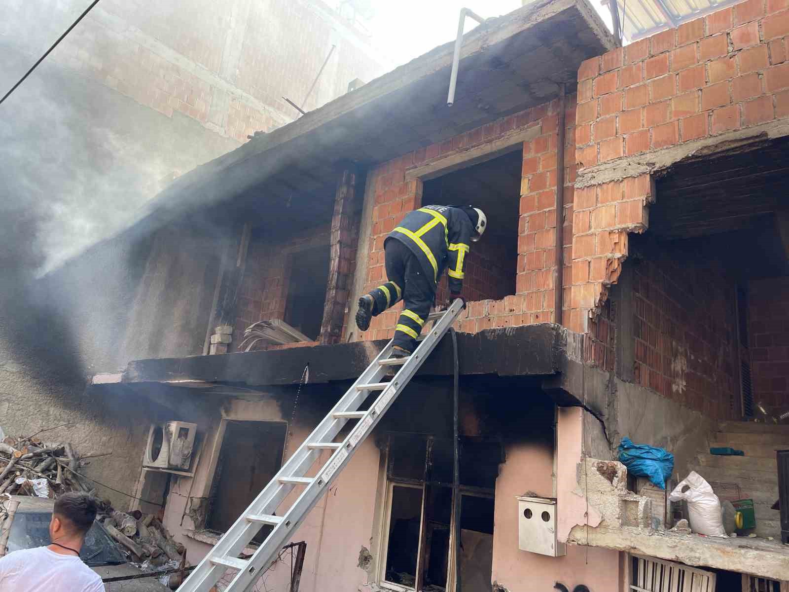 Kadın kocasına kızıp evi ateşe verdi, kendii de yandı
