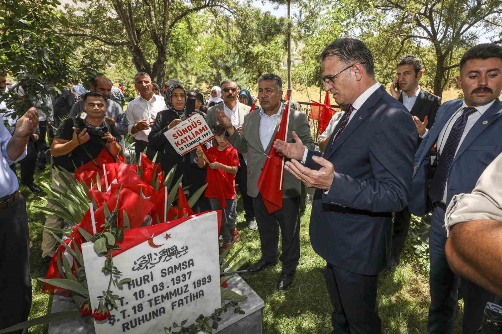 Van’da Sündüz Yaylası’nda şehit edilen 24 kişi mezarları başında anıldı
