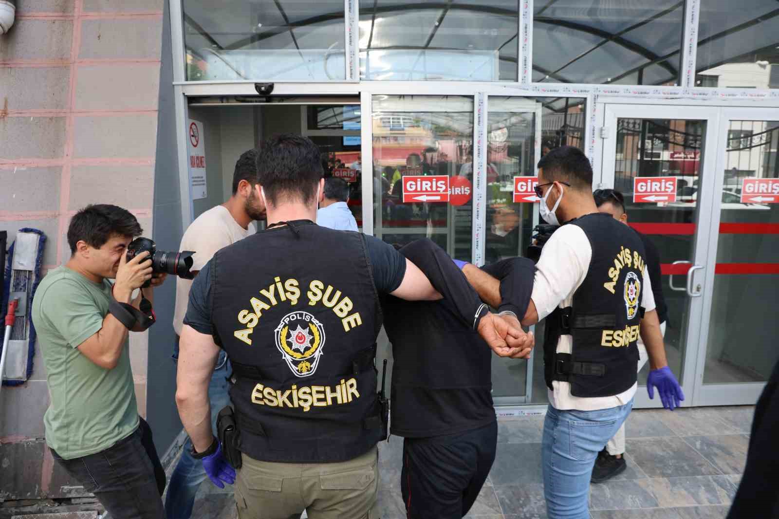 Polis memurunu ağır yaralayan şüpheli adliyeye sevk edildi
