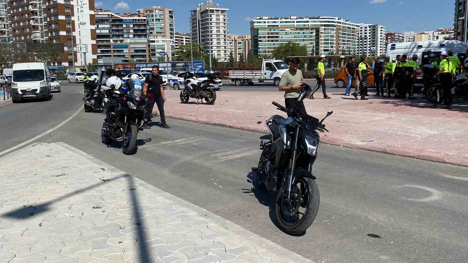 Motosiklet kazasında 1’i polis 2 kişi yaralandı
