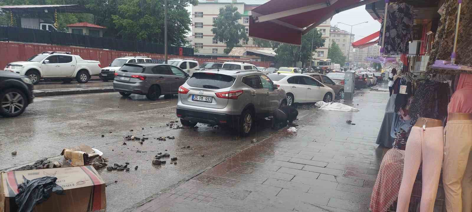 Erzurum’da sağanak yağış sele dönüştü
