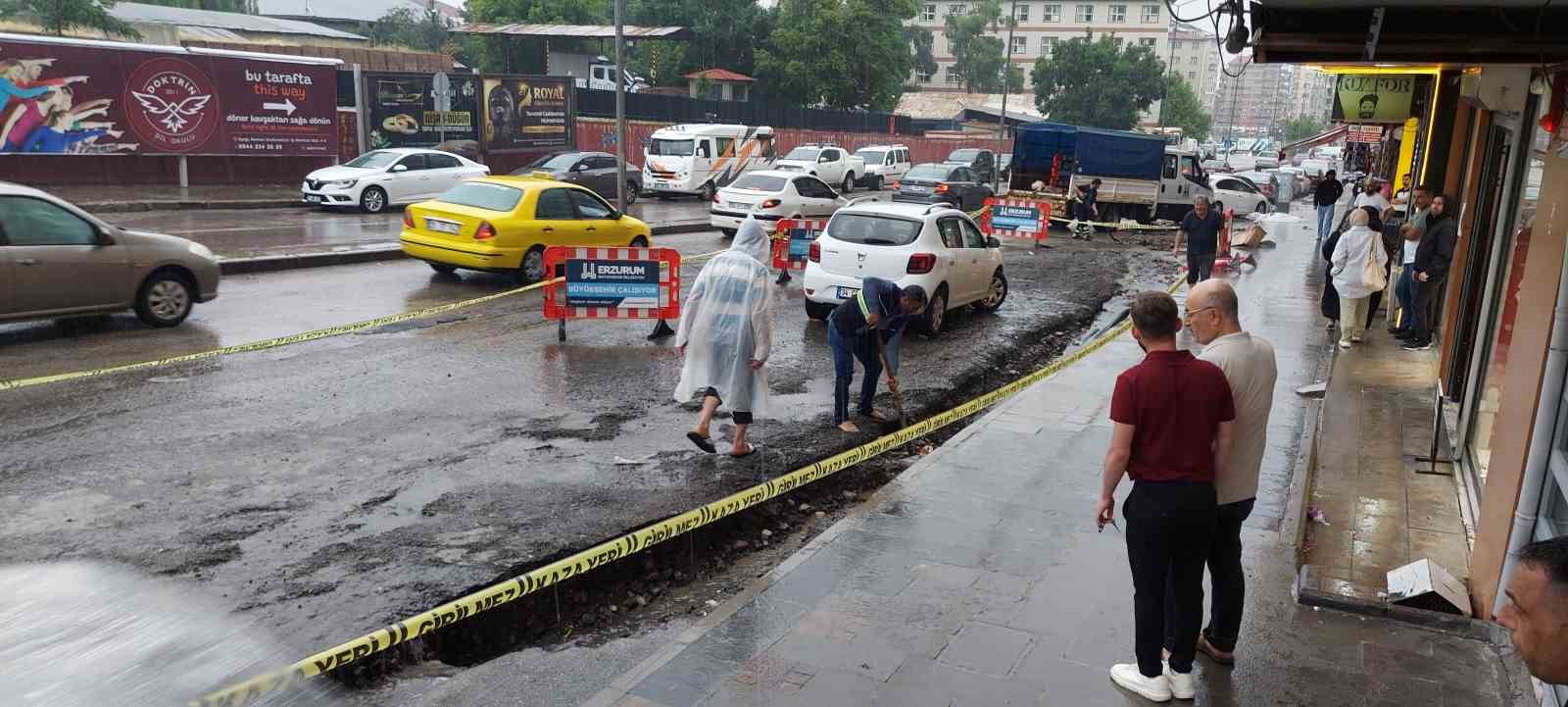 Erzurum’da sağanak yağış sele dönüştü
