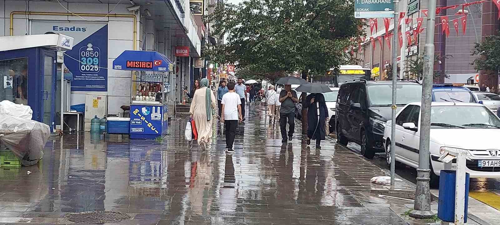 Erzurum’da sağanak yağış sele dönüştü
