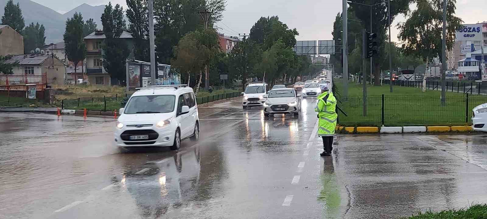 Erzurum’da sağanak yağış sele dönüştü
