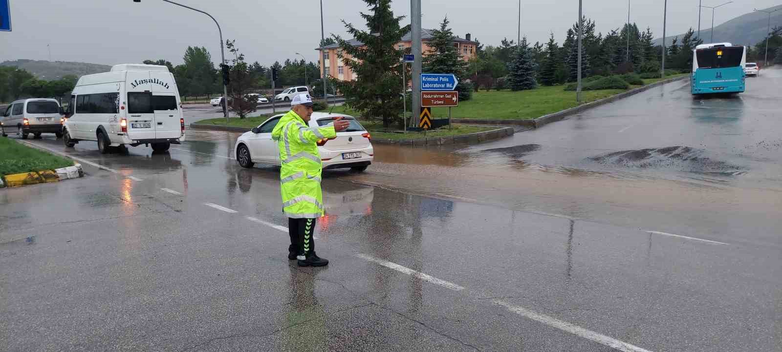 Erzurum’da sağanak yağış sele dönüştü
