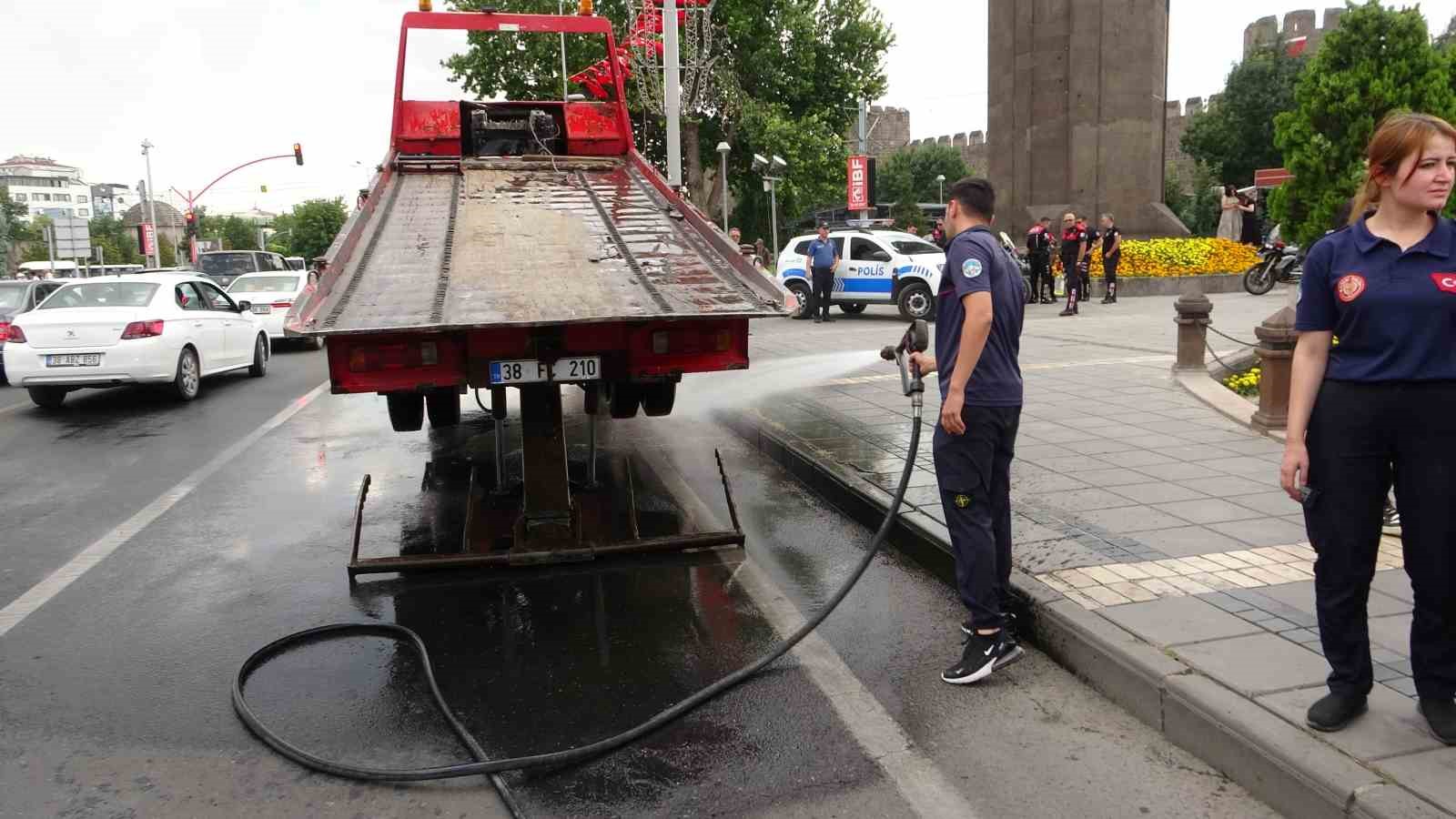 Kendini yakmaya çalışan çekici sürücüsünü polis ikna etti
