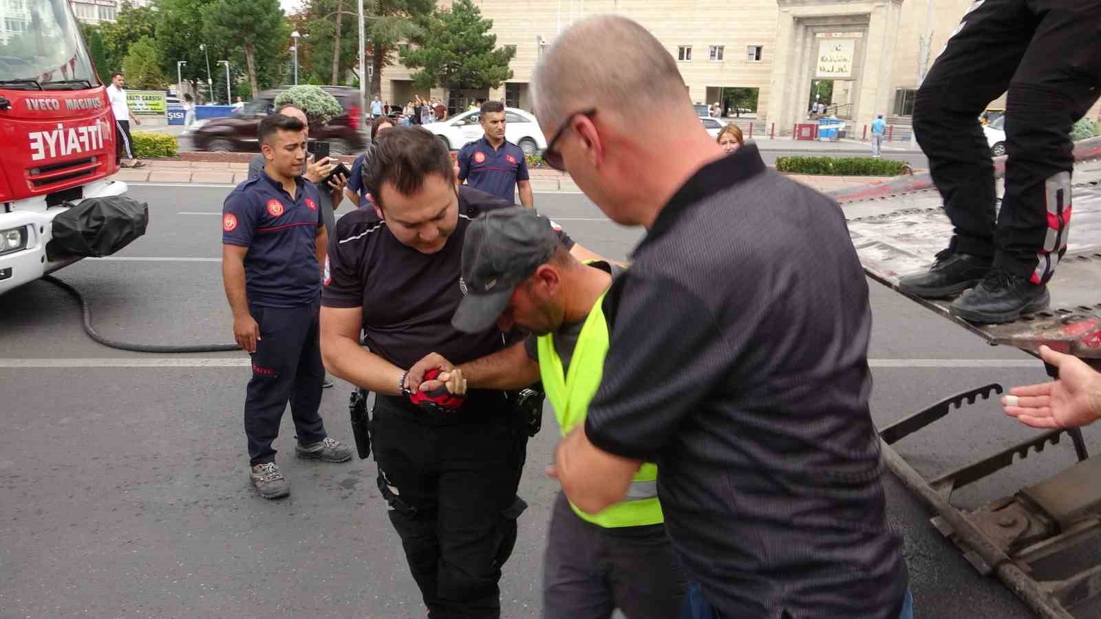 Kendini yakmaya çalışan çekici sürücüsünü polis ikna etti
