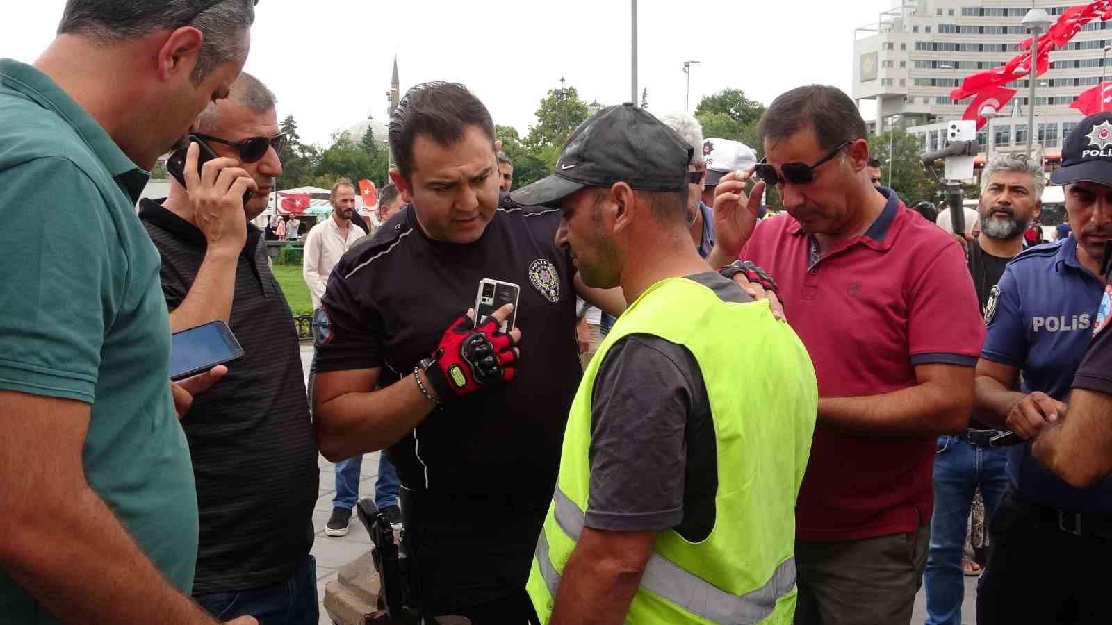 Kendini yakmaya çalışan çekici sürücüsünü polis ikna etti
