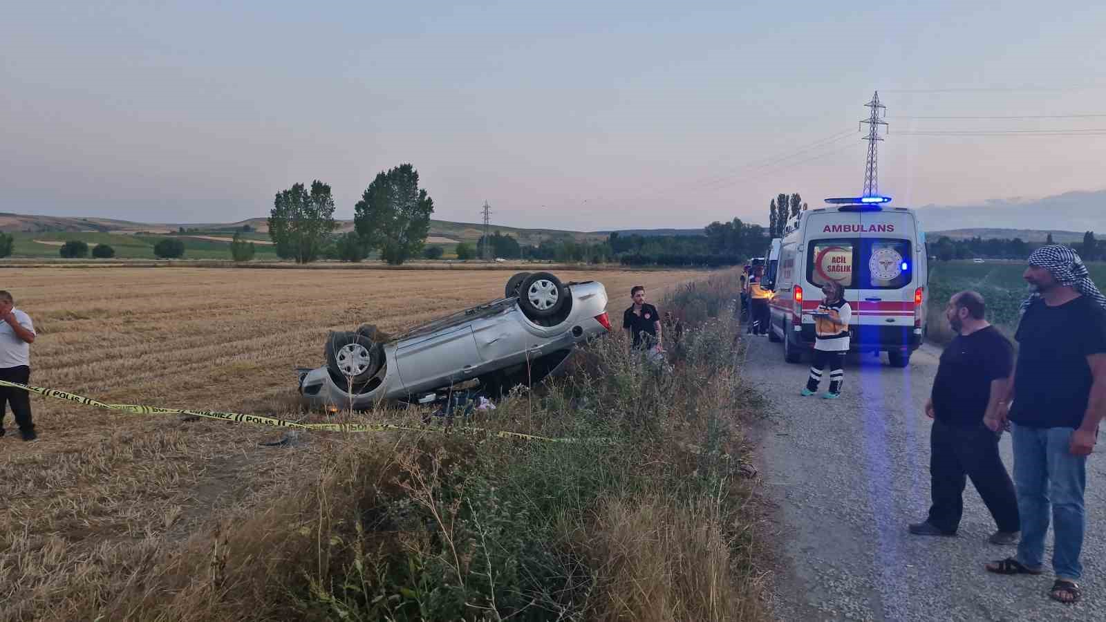 Kontrolden çıkan araç tarlaya uçtu: 1 ölü, 3 yaralı
