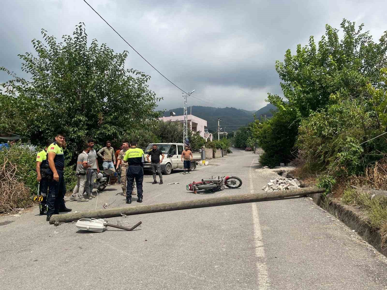 Üzerine elektrik direği devrilen şahıs yaralandı
