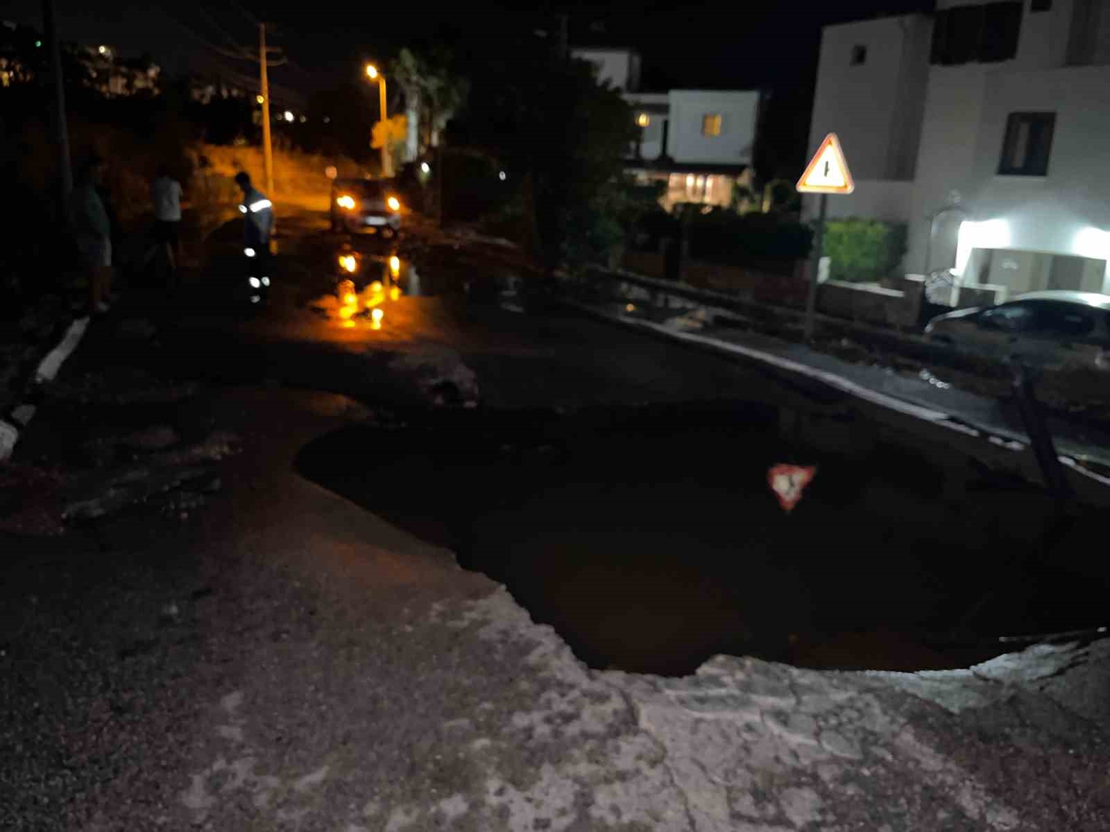 Bodrum’da su hattı bomba gibi patladı, yine tonlarca su israf oldu
