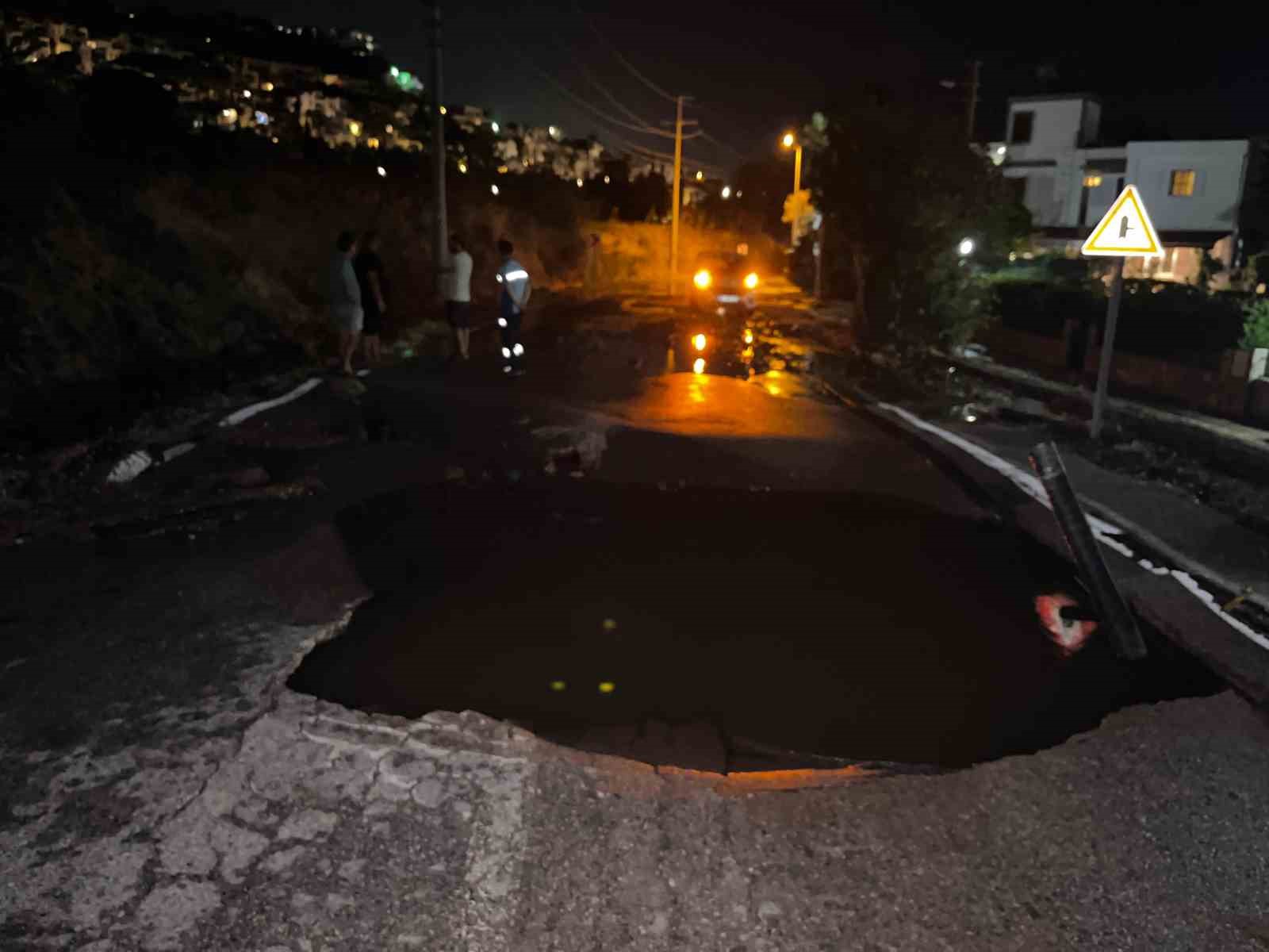 Bodrum’da su hattı bomba gibi patladı, yine tonlarca su israf oldu
