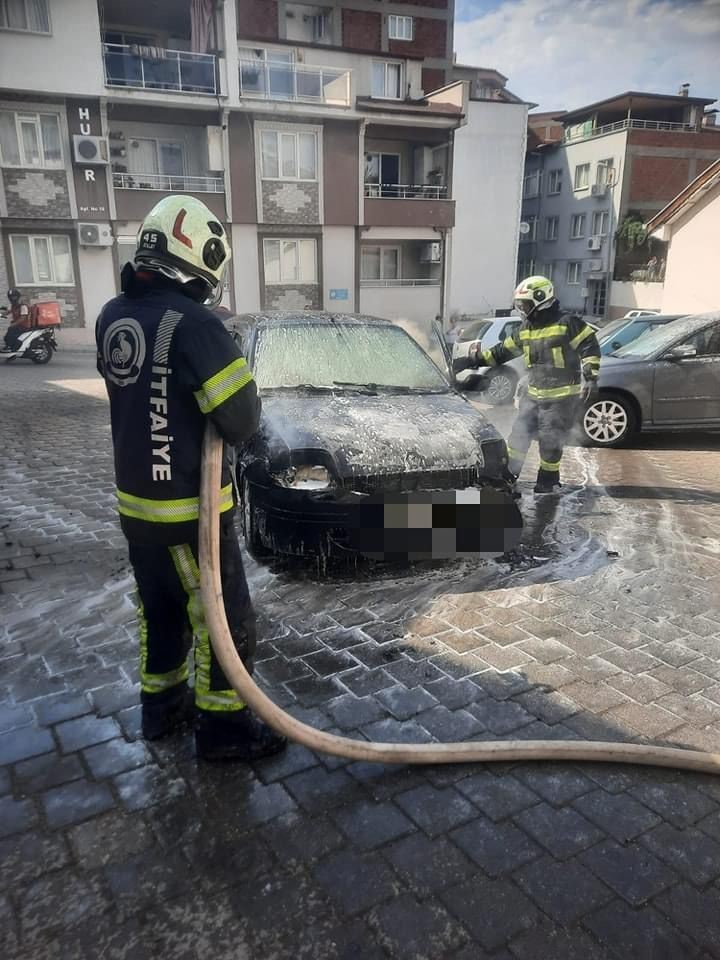 Park halindeki araçta yangın çıktı
