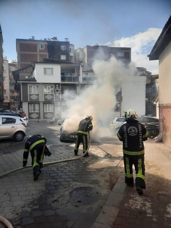 Park halindeki araçta yangın çıktı
