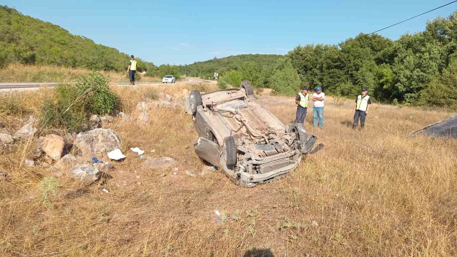 Bilecik’te takla atan otomobil şarampole yuvarlandı: 2 yaralı
