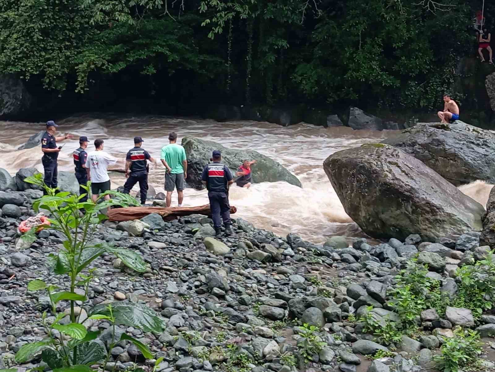 Serinlemek için girdikleri derede su seviyesi yükselince kayalar üzerinde mahsur kaldılar
