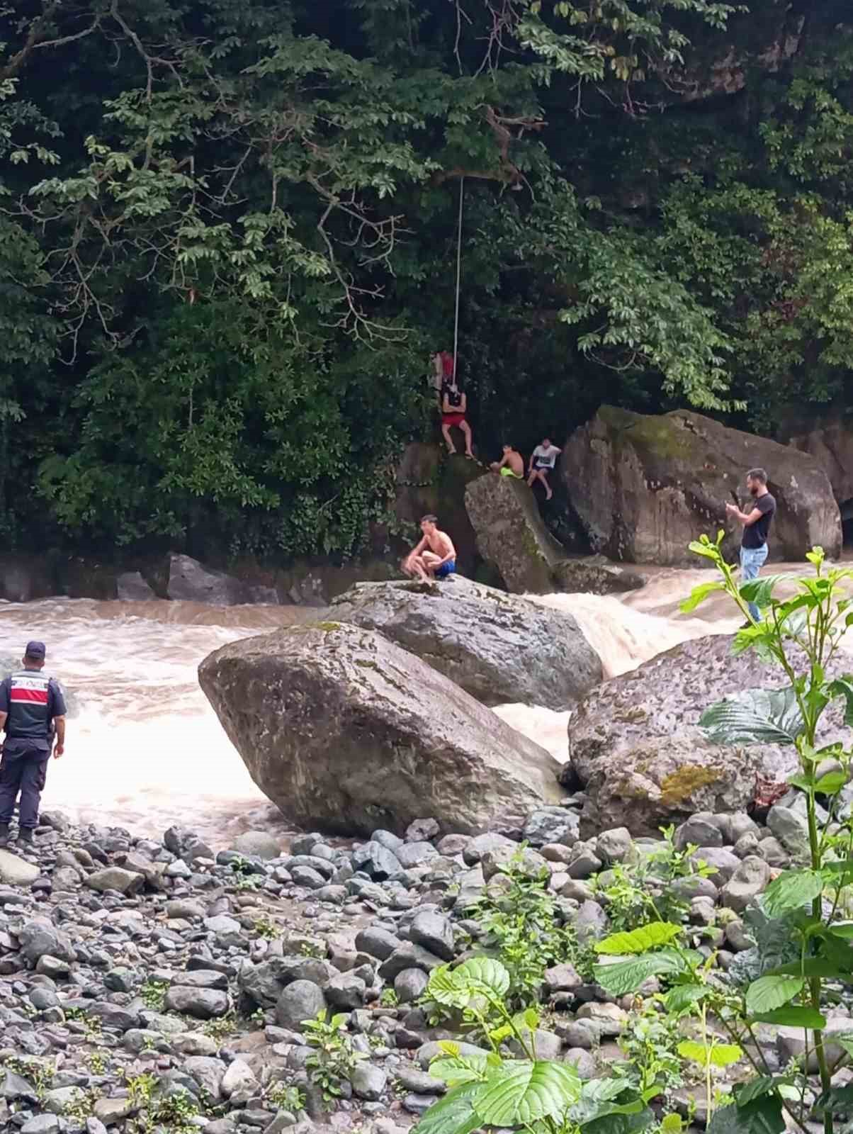 Serinlemek için girdikleri derede su seviyesi yükselince kayalar üzerinde mahsur kaldılar
