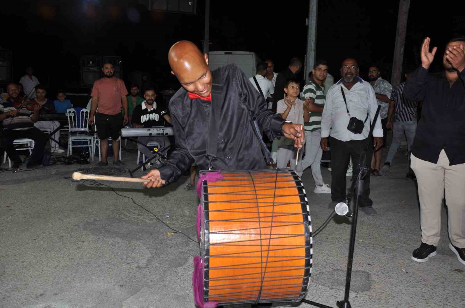 21 yaşındaki müzik tutkunu kanser hastasına arkadaşları doğum günü sürprizi yaptı
