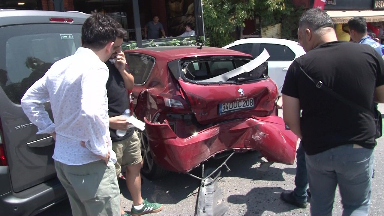 Ataşehir’de ehliyetsiz sürücü park halindeki 3 araca çarptı: 1 yaralı
