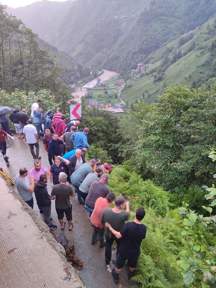 Ardeşen’de freni boşalan kamyonet uçuruma yuvarlandı
