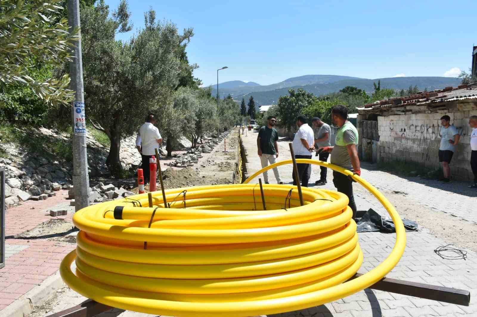 Buharkent’te doğalgaz boruları yer altına indi
