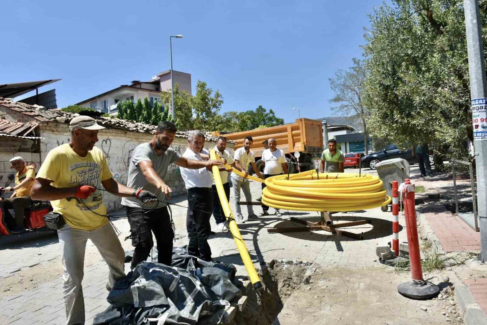 Buharkent’te doğalgaz boruları yer altına indi
