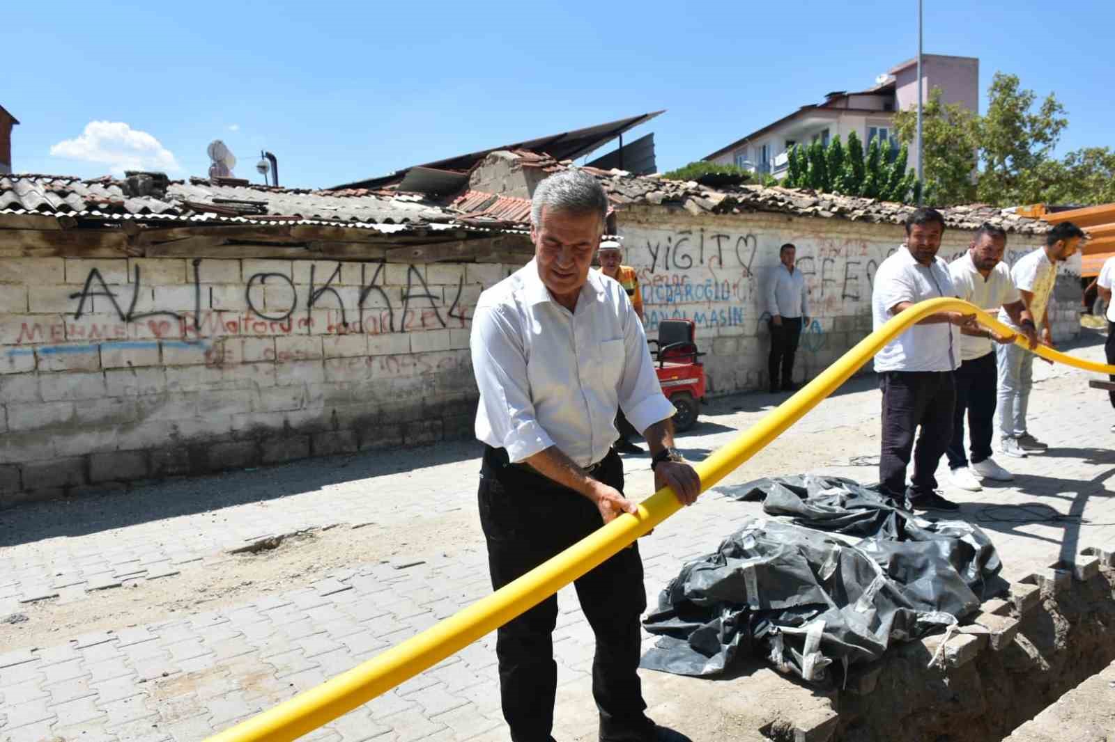 Buharkent’te doğalgaz boruları yer altına indi
