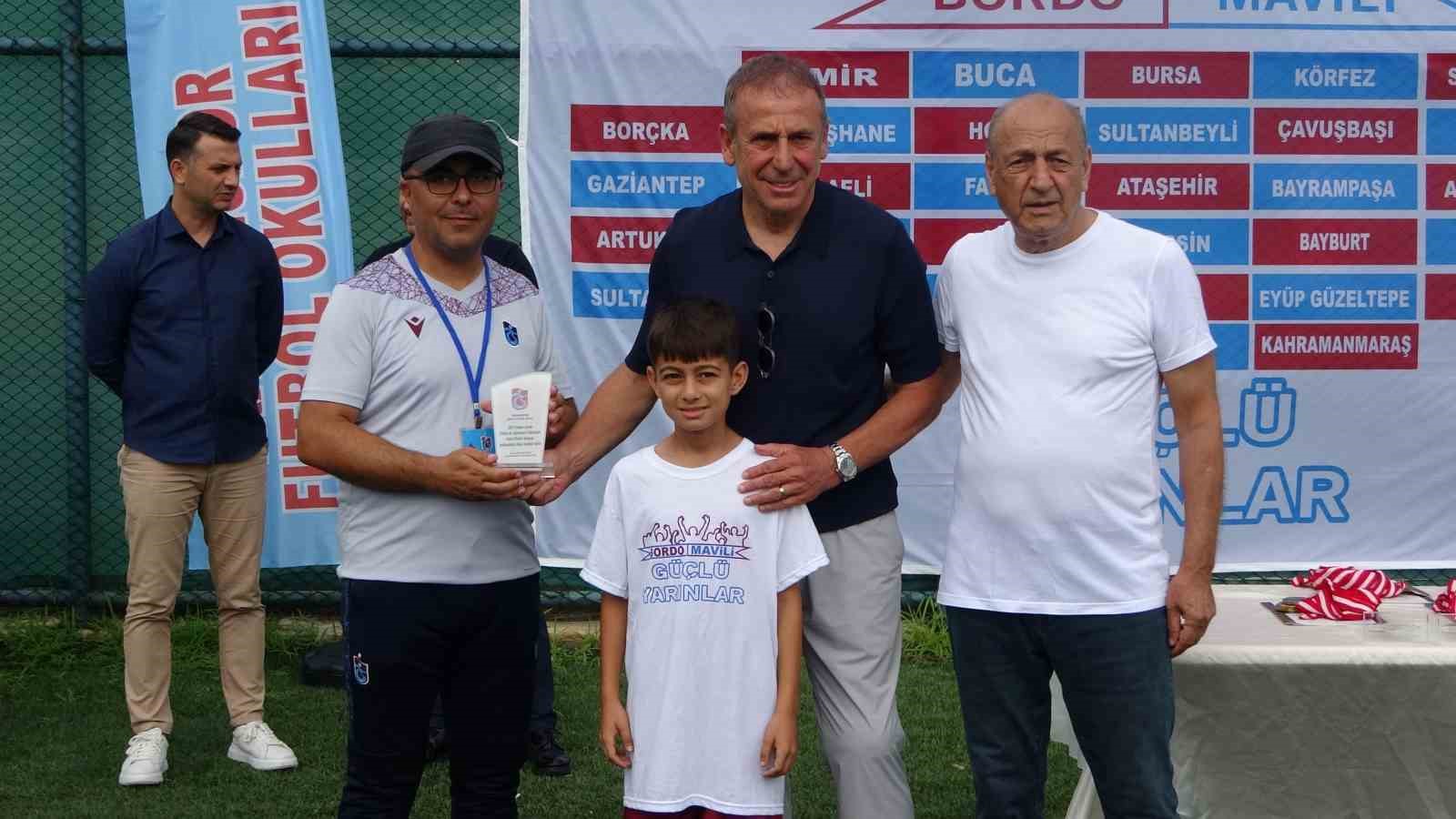 Abdullah Avcı geleceğin futbol yıldızları ile bir araya geldi
