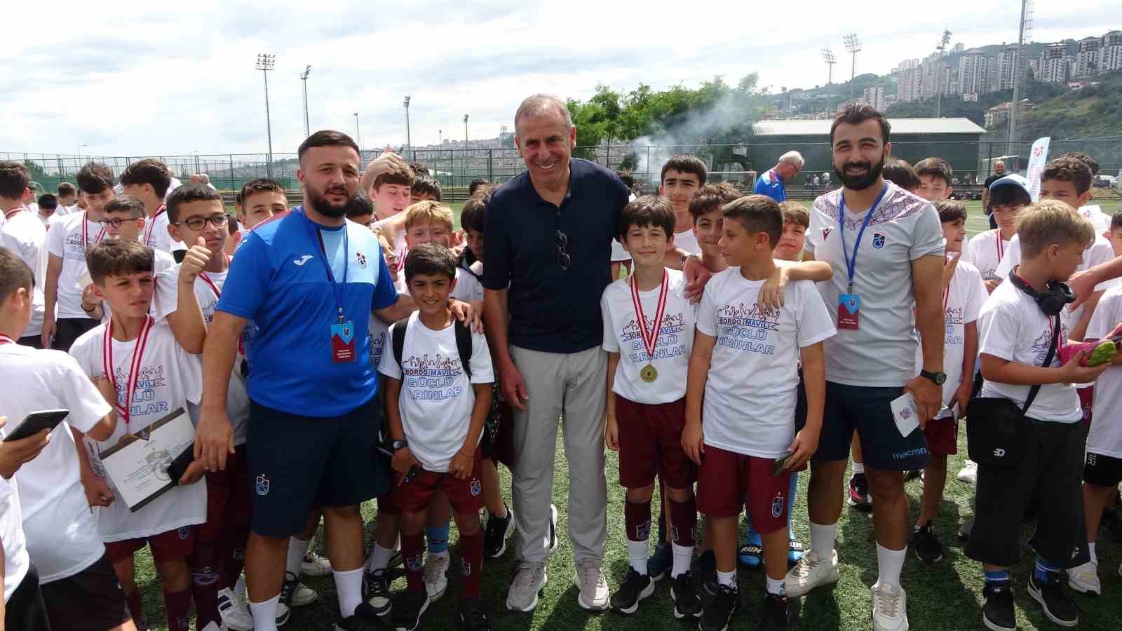 Abdullah Avcı geleceğin futbol yıldızları ile bir araya geldi
