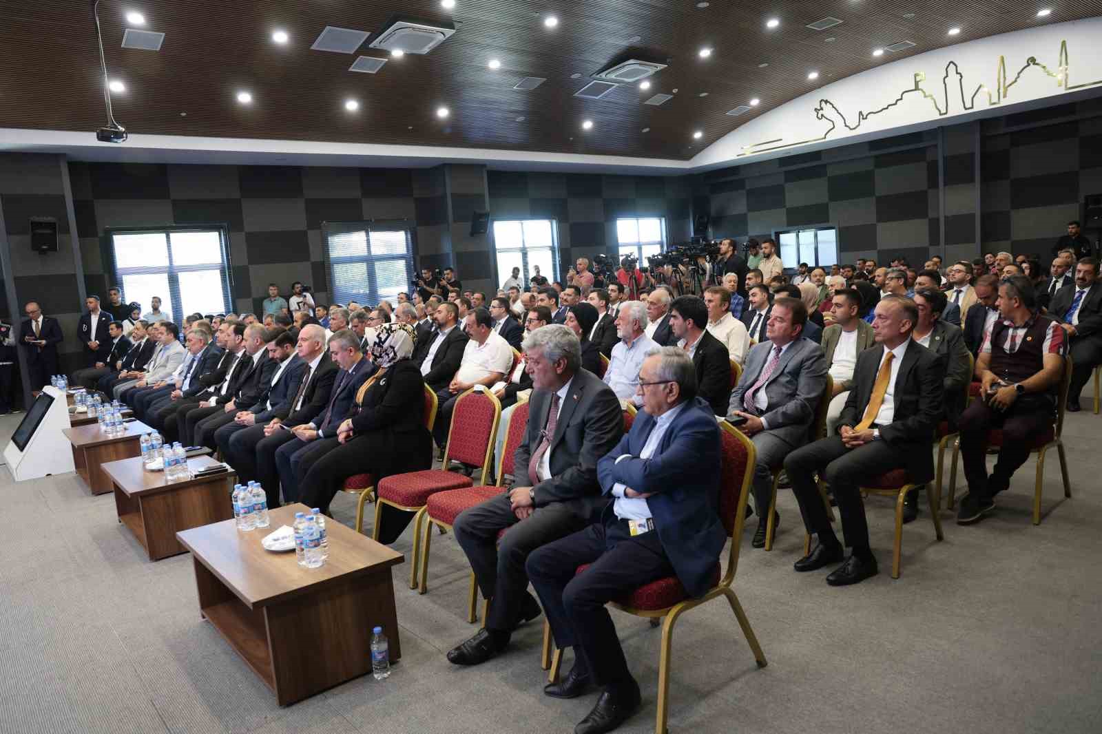 Bakan Kurum, “Yılsonuna kadar toplamda en az 200 bin konutu teslim edeceğiz”
