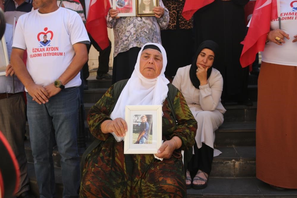 8 yıldır PKK’nın elinde olan kız, oturma eyleminde olan ailesine kavuşacak
