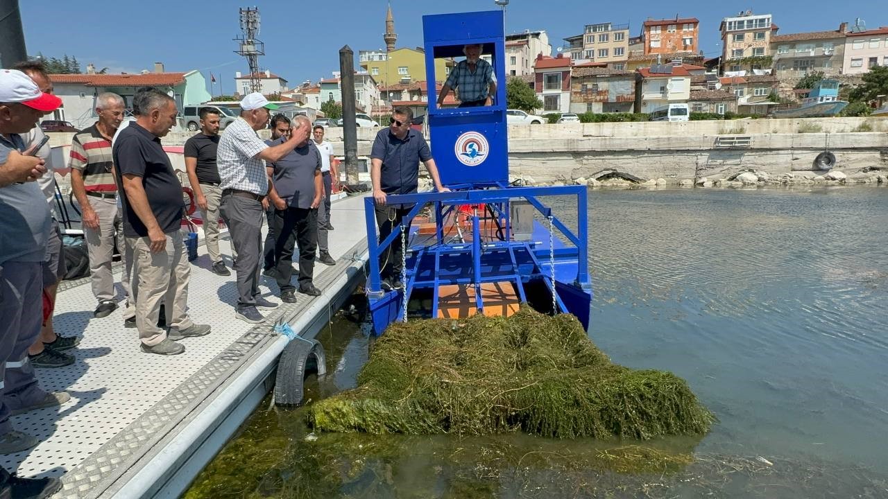 Eğirdir Gölü üzerindeki yosunlar ve otlar temizlenmeye başladı
