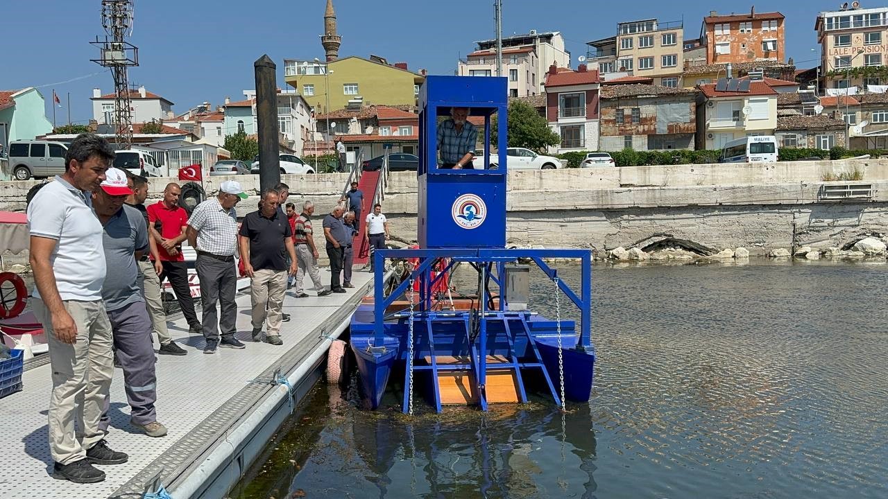 Eğirdir Gölü üzerindeki yosunlar ve otlar temizlenmeye başladı
