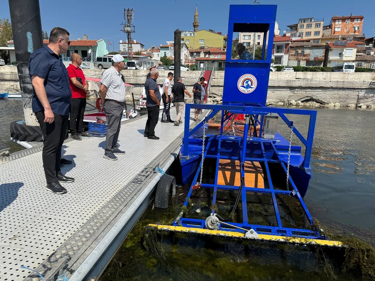 Eğirdir Gölü üzerindeki yosunlar ve otlar temizlenmeye başladı
