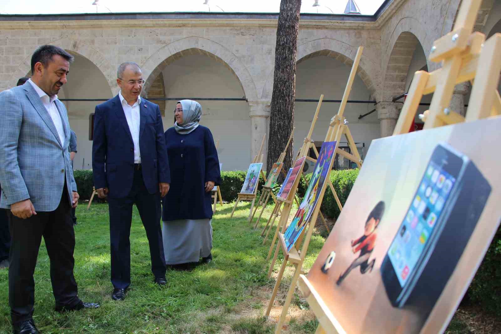 Amasya’da çocuklar cami bahçesinde kitap okudu
