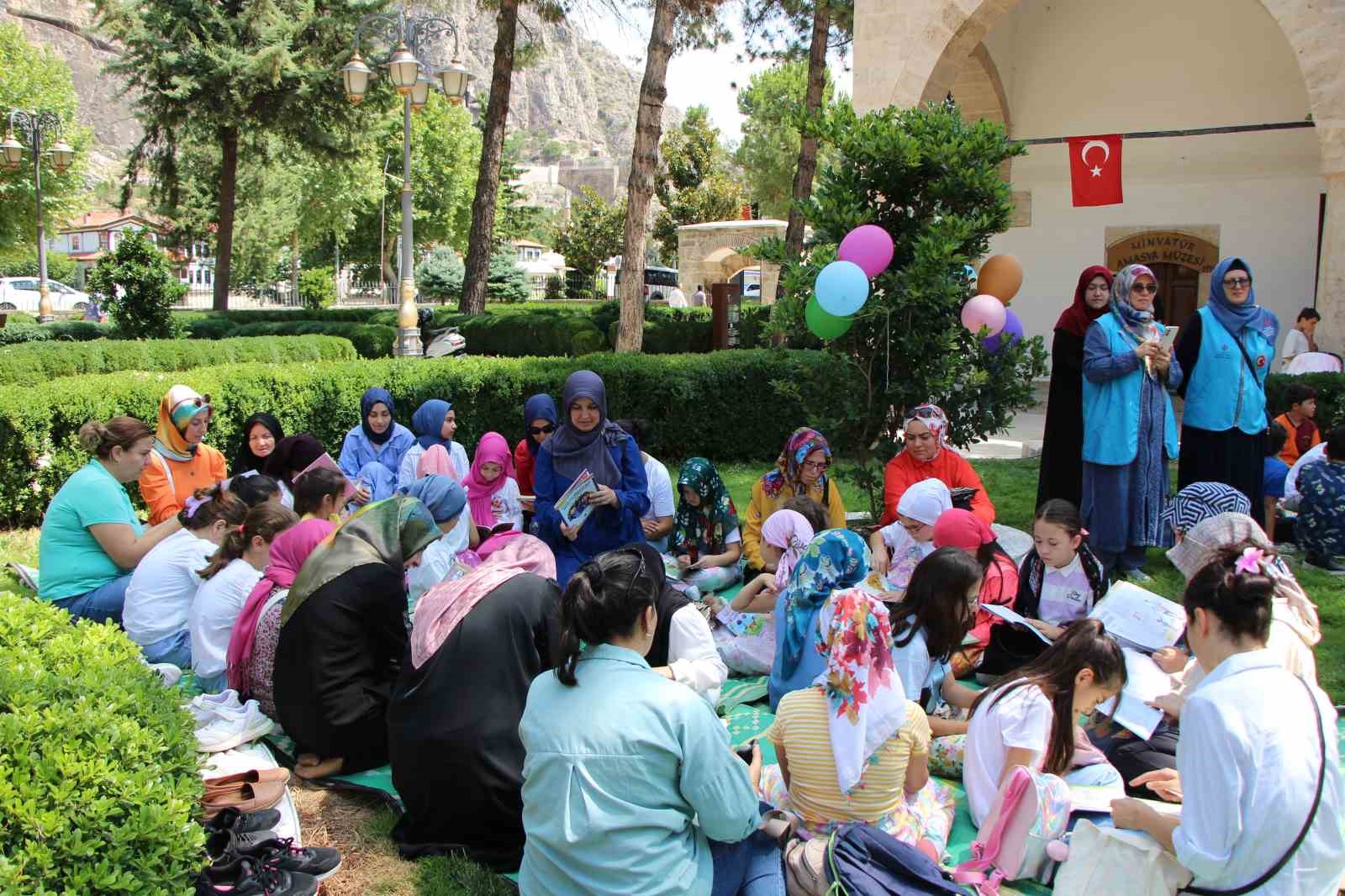 Amasya’da çocuklar cami bahçesinde kitap okudu
