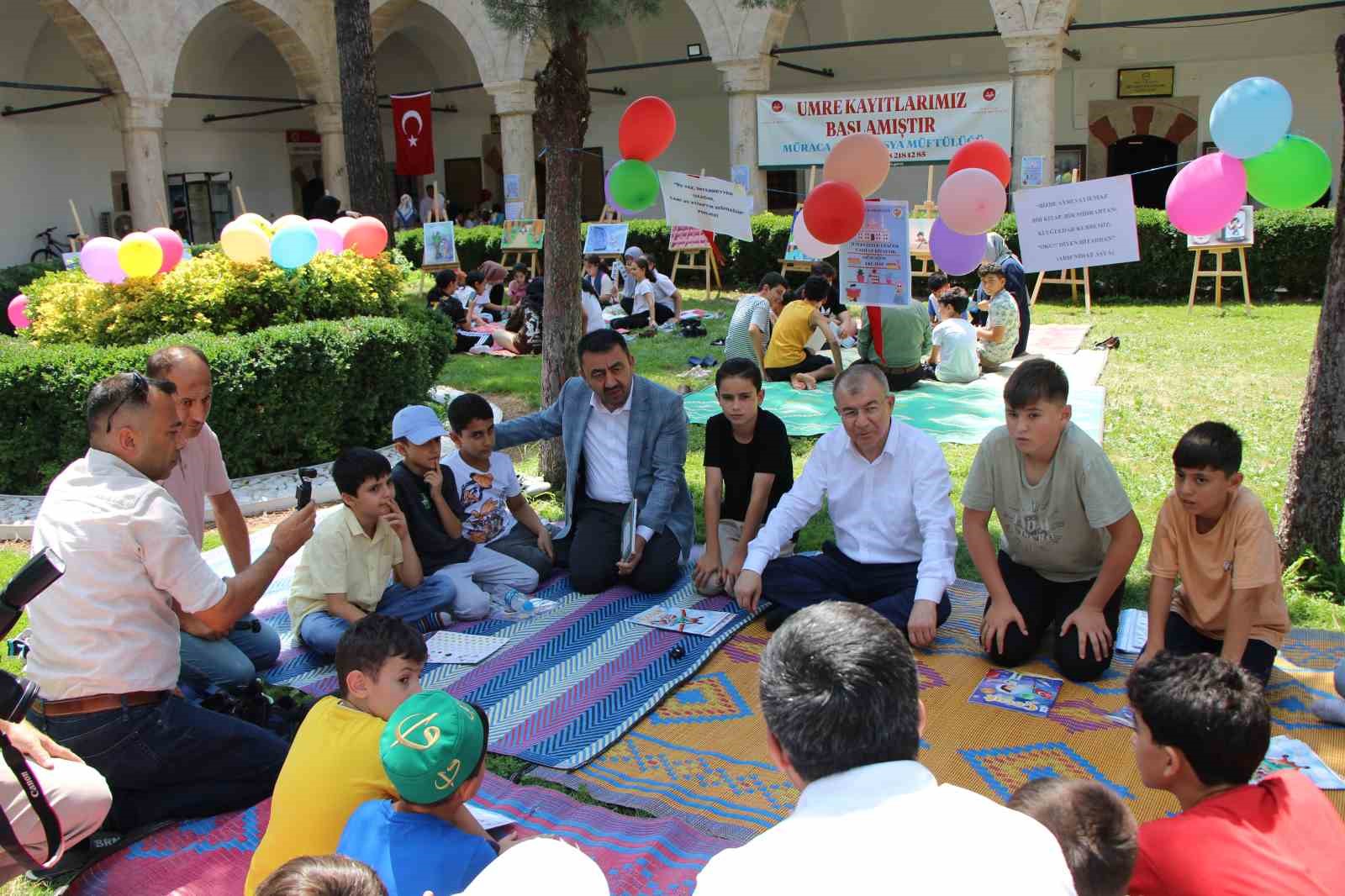 Amasya’da çocuklar cami bahçesinde kitap okudu
