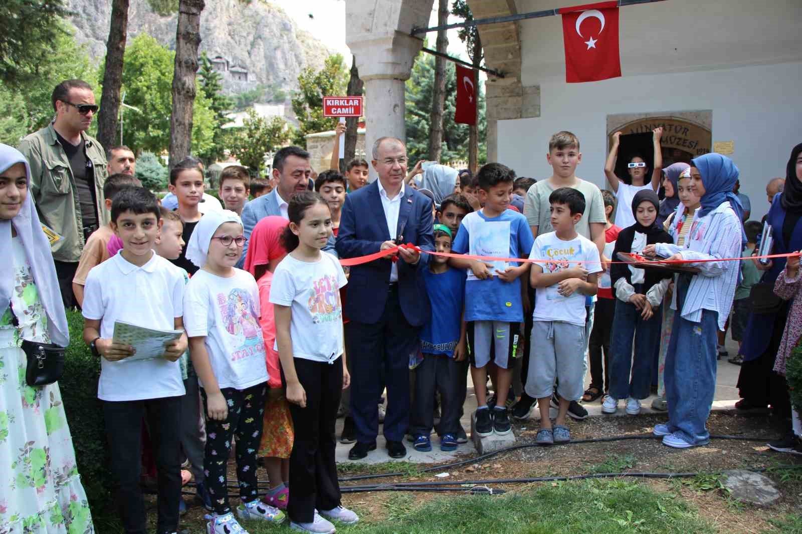 Amasya’da çocuklar cami bahçesinde kitap okudu
